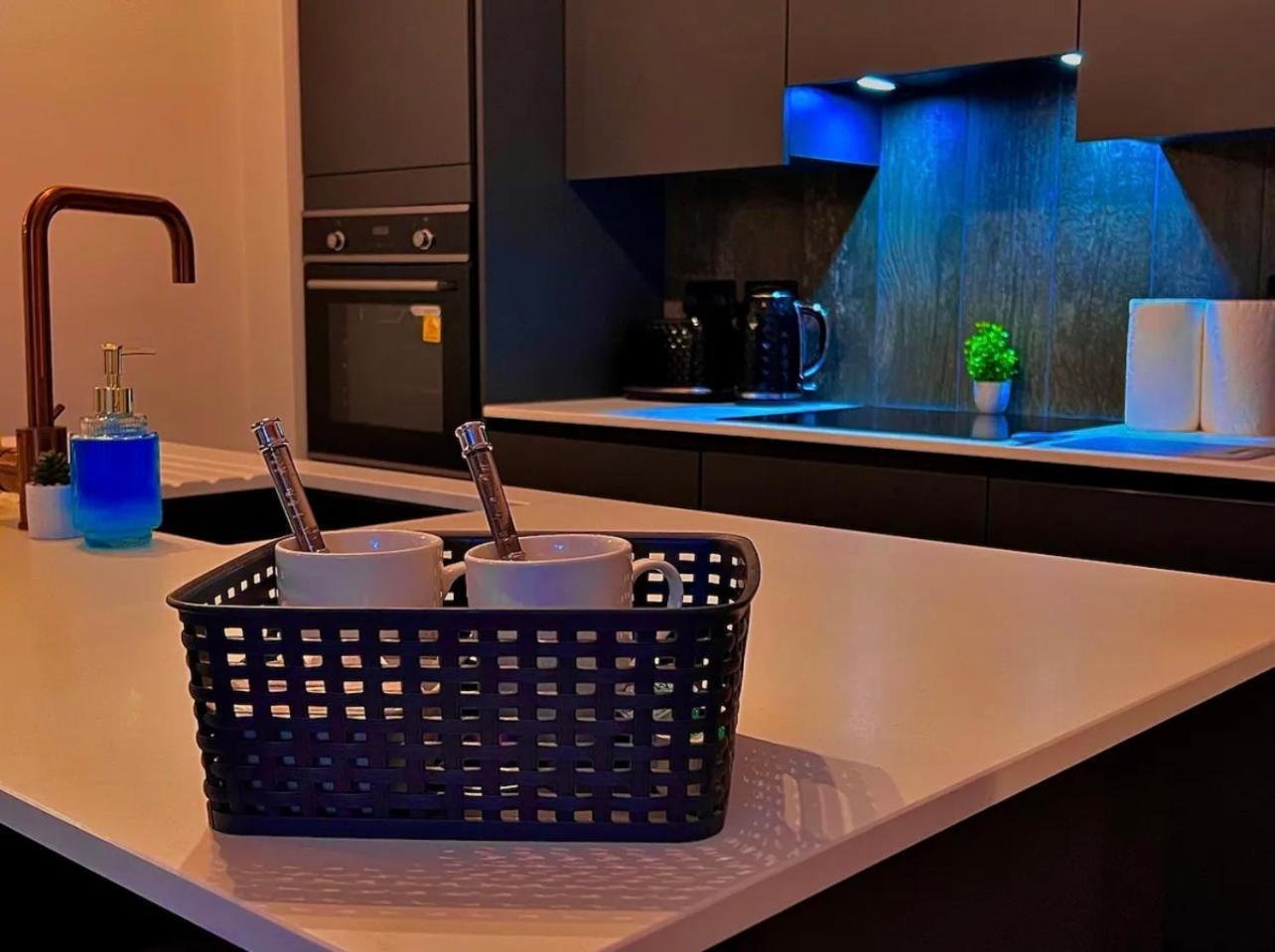 Chic Central, Relaxing, Restful, Retreat, Heated Floors, High Ceiling, Open Plan, Centre, 1br Apartment Sheffield