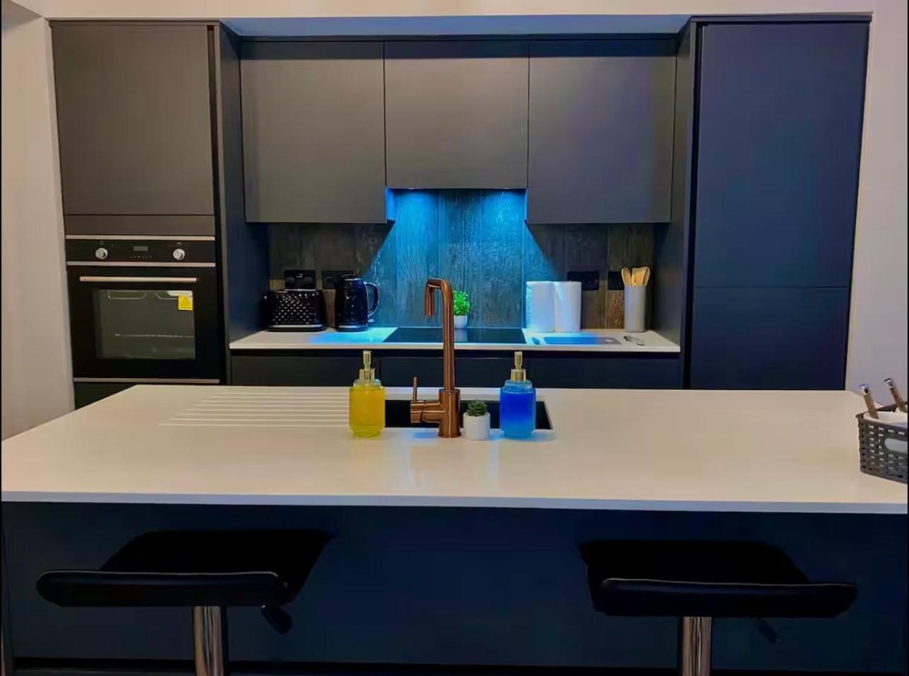 Chic Central, Relaxing, Restful, Retreat, Heated Floors, High Ceiling, Open Plan, Centre, 1br Sheffield